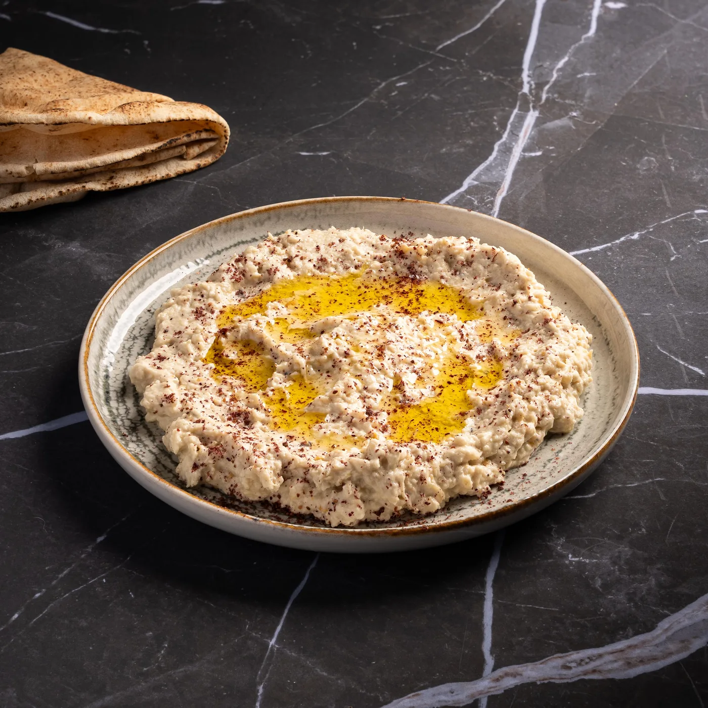 Mezzé d'aubergines fumées à l'huile d'olive et aux graines de nigelle