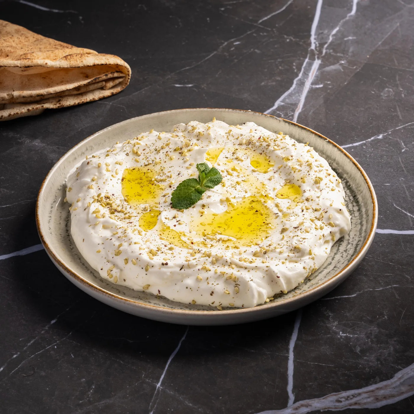 Labneh, yaourt égoutté à l'ail et à la menthe fraîche, arrosé d'huile d'olive