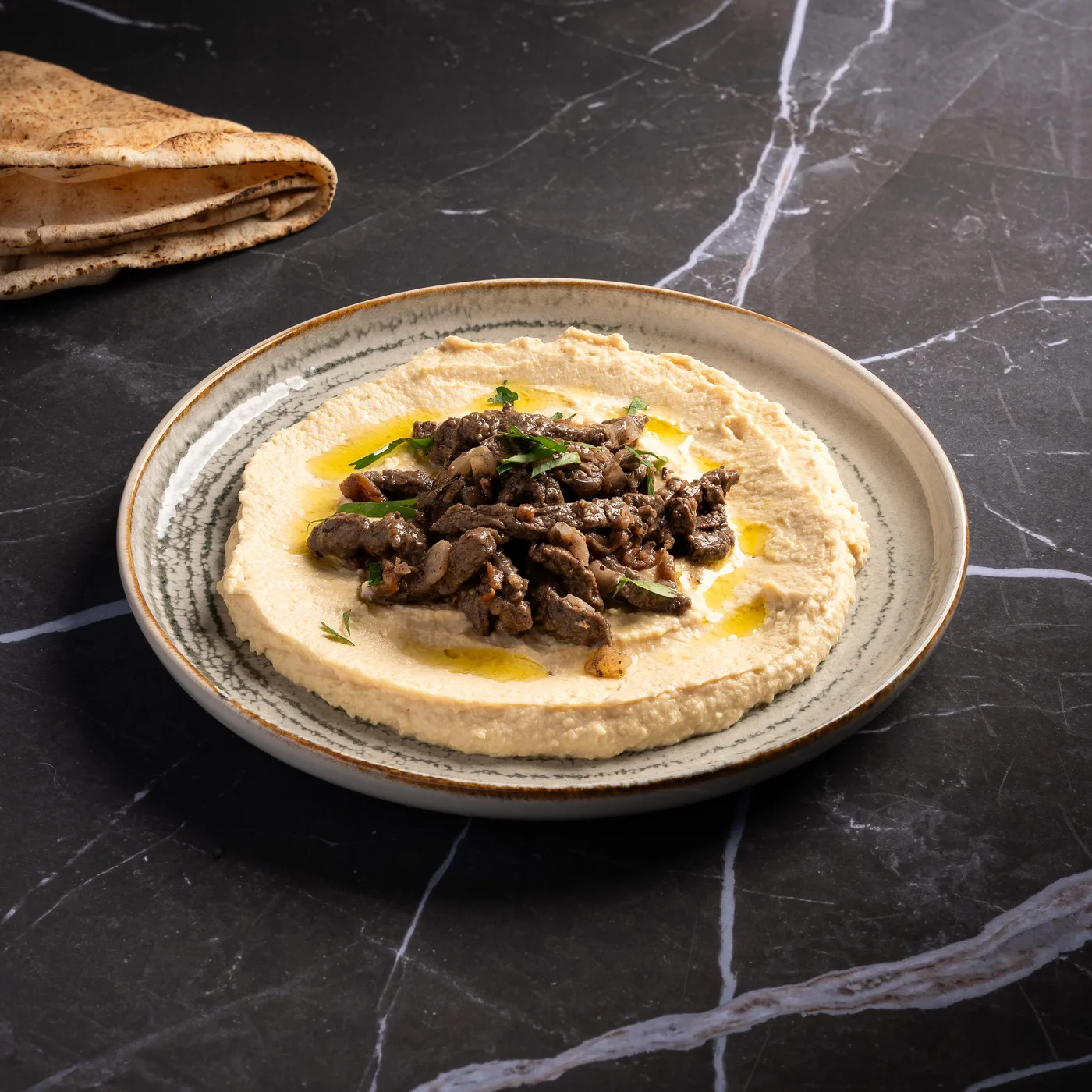 Hommos Ras Asfour, hommos surmonté d’émincé de bœuf sauté aux épices