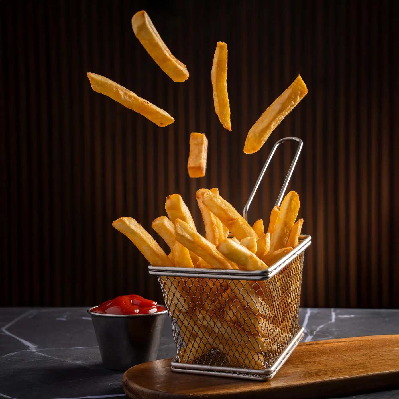 Frites maison croustillantes servies en panier