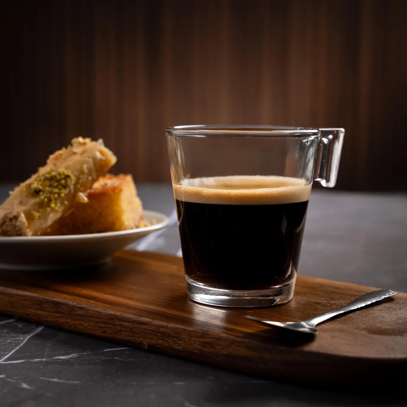 Café libanais servi avec des baklavas aux pistaches
