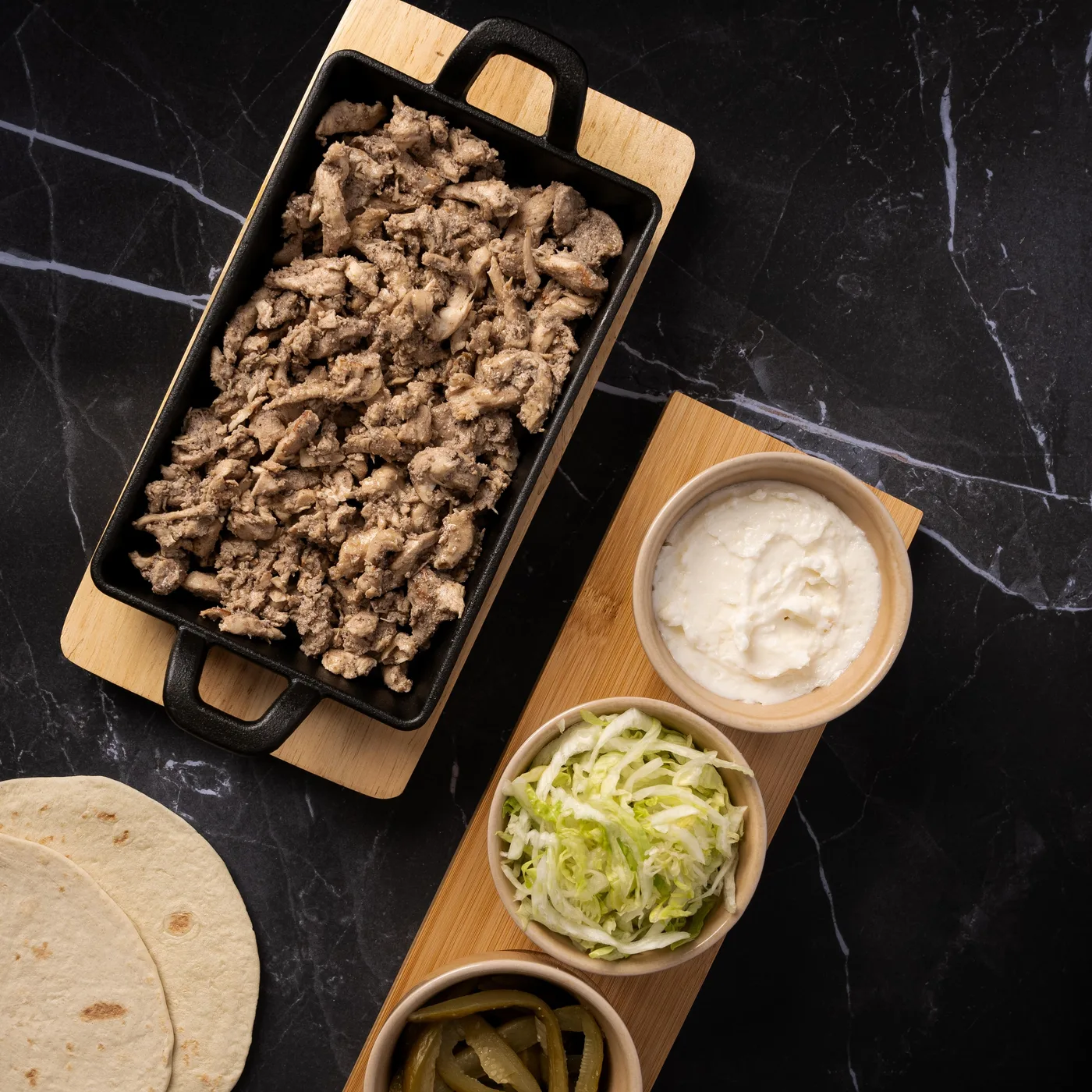 Shawarma Djej, émincé de poulet mariné servi avec sauce à l'ail, chou et pickles