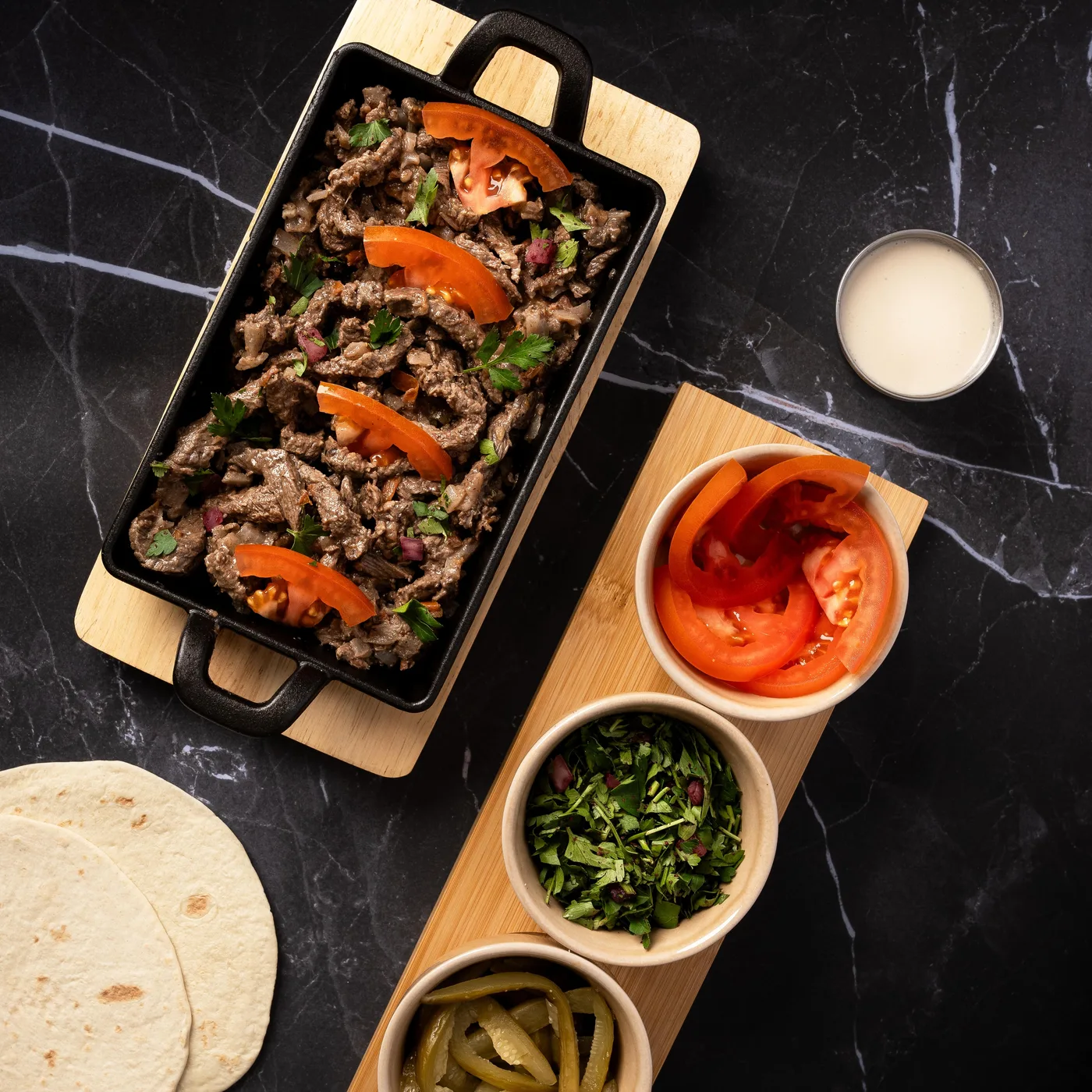 Shawarma Lahmé, émincé de bœuf mariné servi avec tomate, persil et pickles